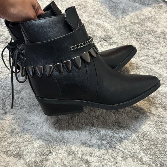 Bumper boot heels | SIZE 8 - Picture 3 of 6